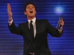 Familyfortunes_vernonkay_waving.jpg